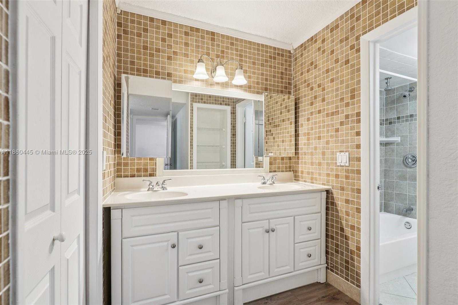 Small Image of 195 LAKEVIEW DR #105, Weston Number 21