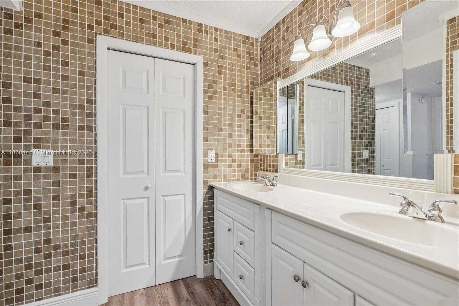 Small Image of 195 LAKEVIEW DR #105, Weston Number 22