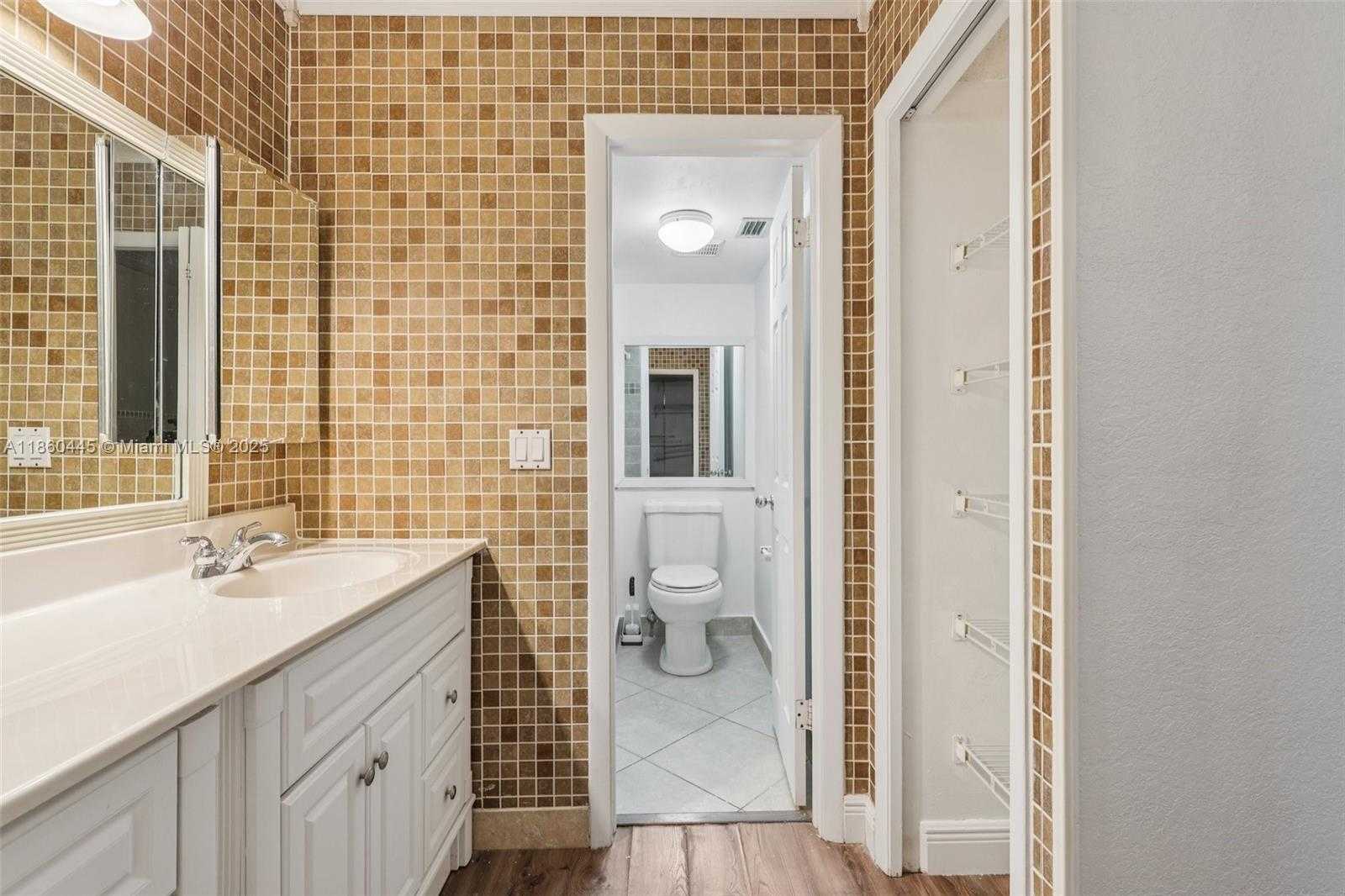 Small Image of 195 LAKEVIEW DR #105, Weston Number 23