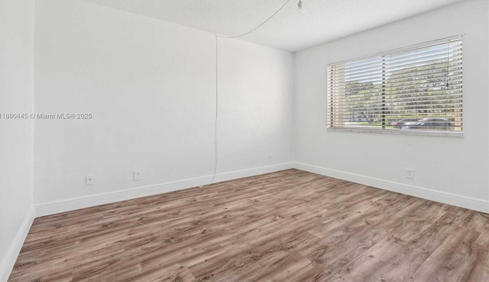 Small Image of 195 LAKEVIEW DR #105, Weston Number 25