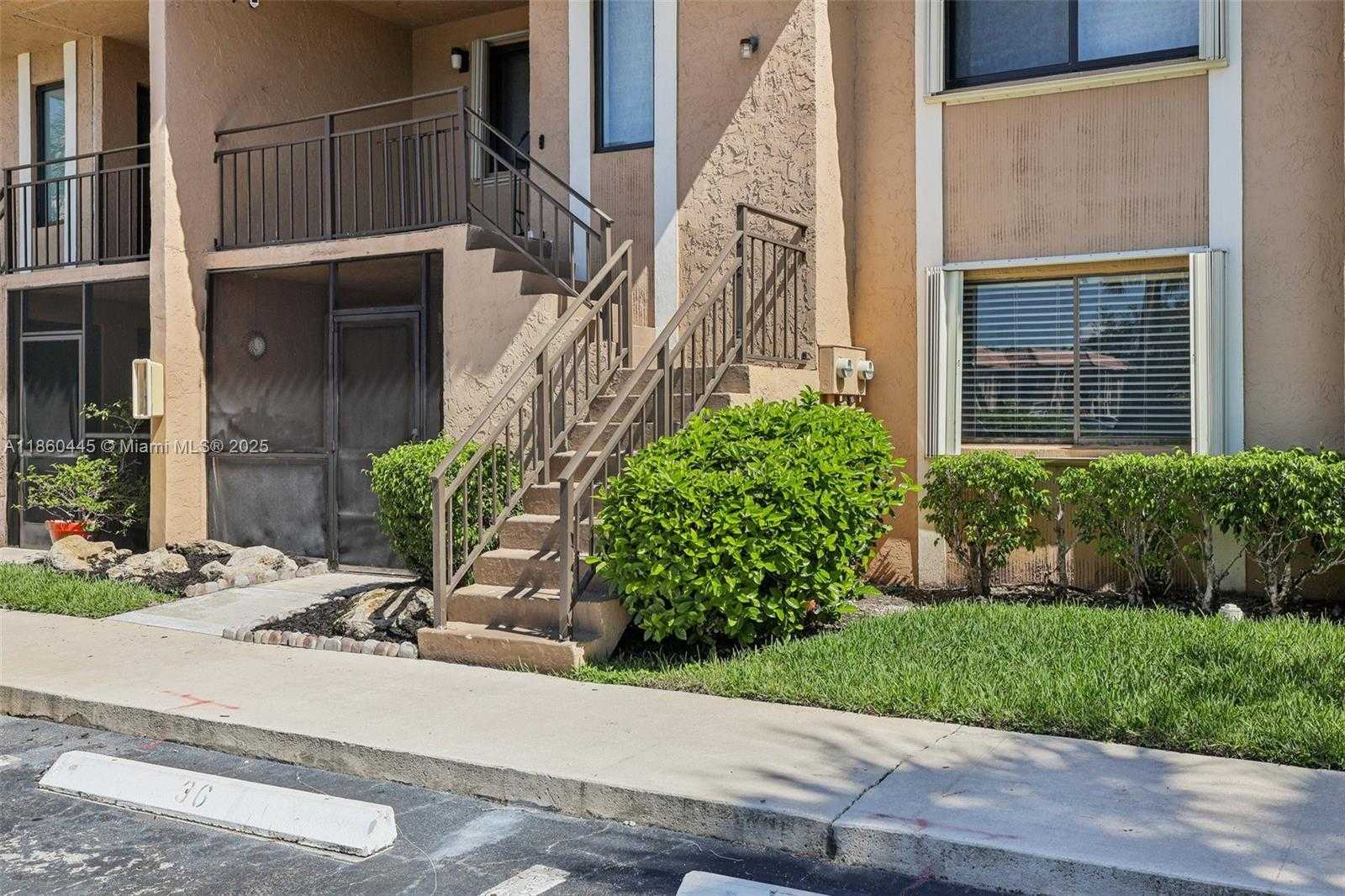 Small Image of 195 LAKEVIEW DR #105, Weston Number 4