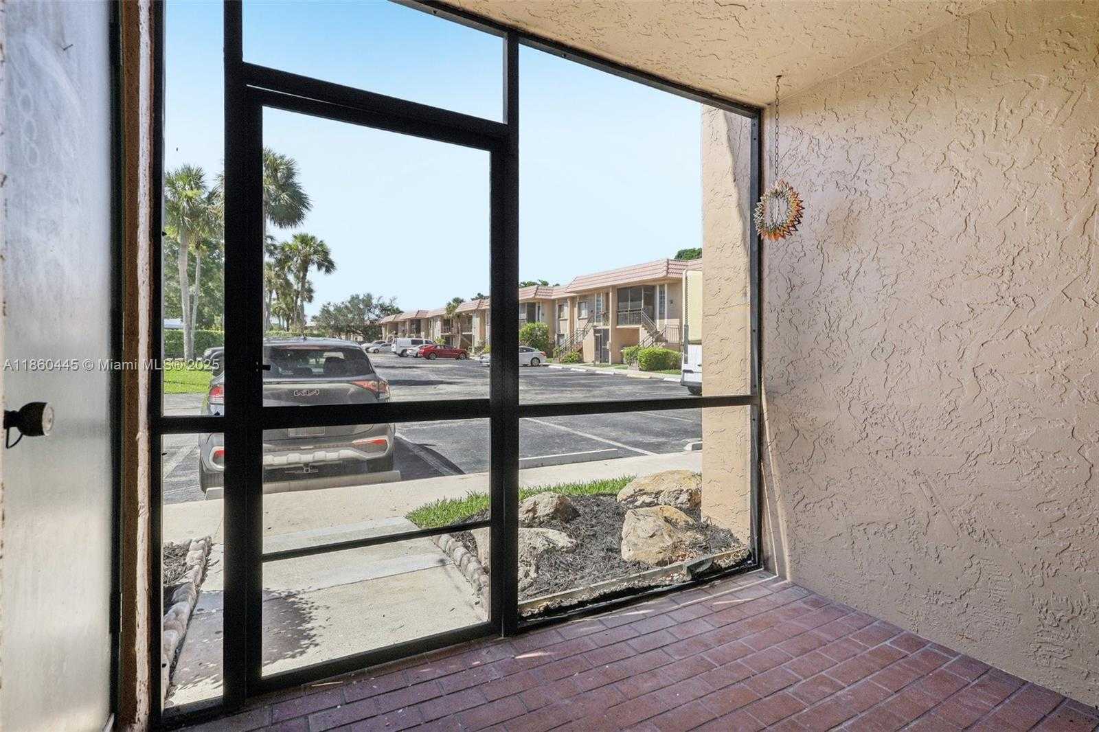 Small Image of 195 LAKEVIEW DR #105, Weston Number 8
