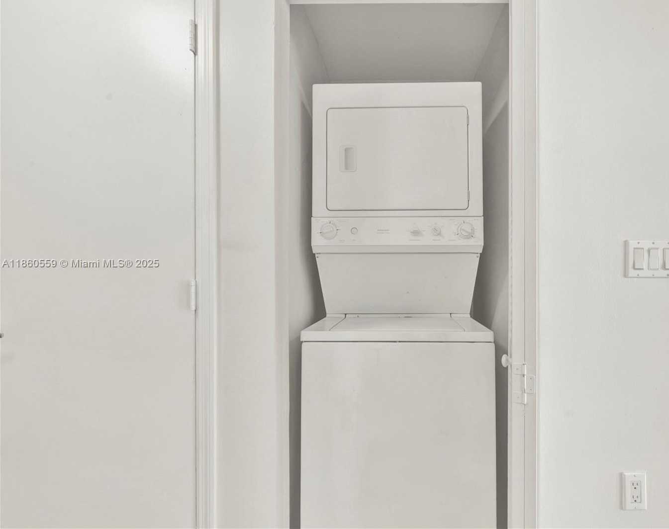 Small Image of 950 BRICKELL BAY DR #802, Miami Number 19