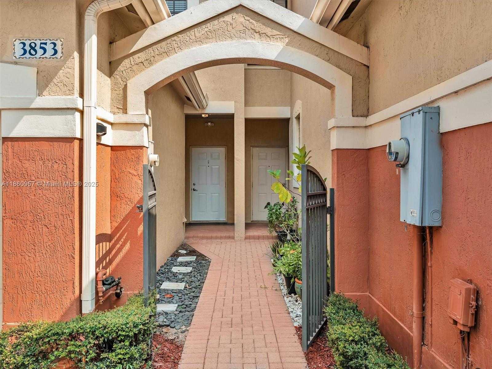 Small Image of 3853 TREE TOP DR, Weston Number 2