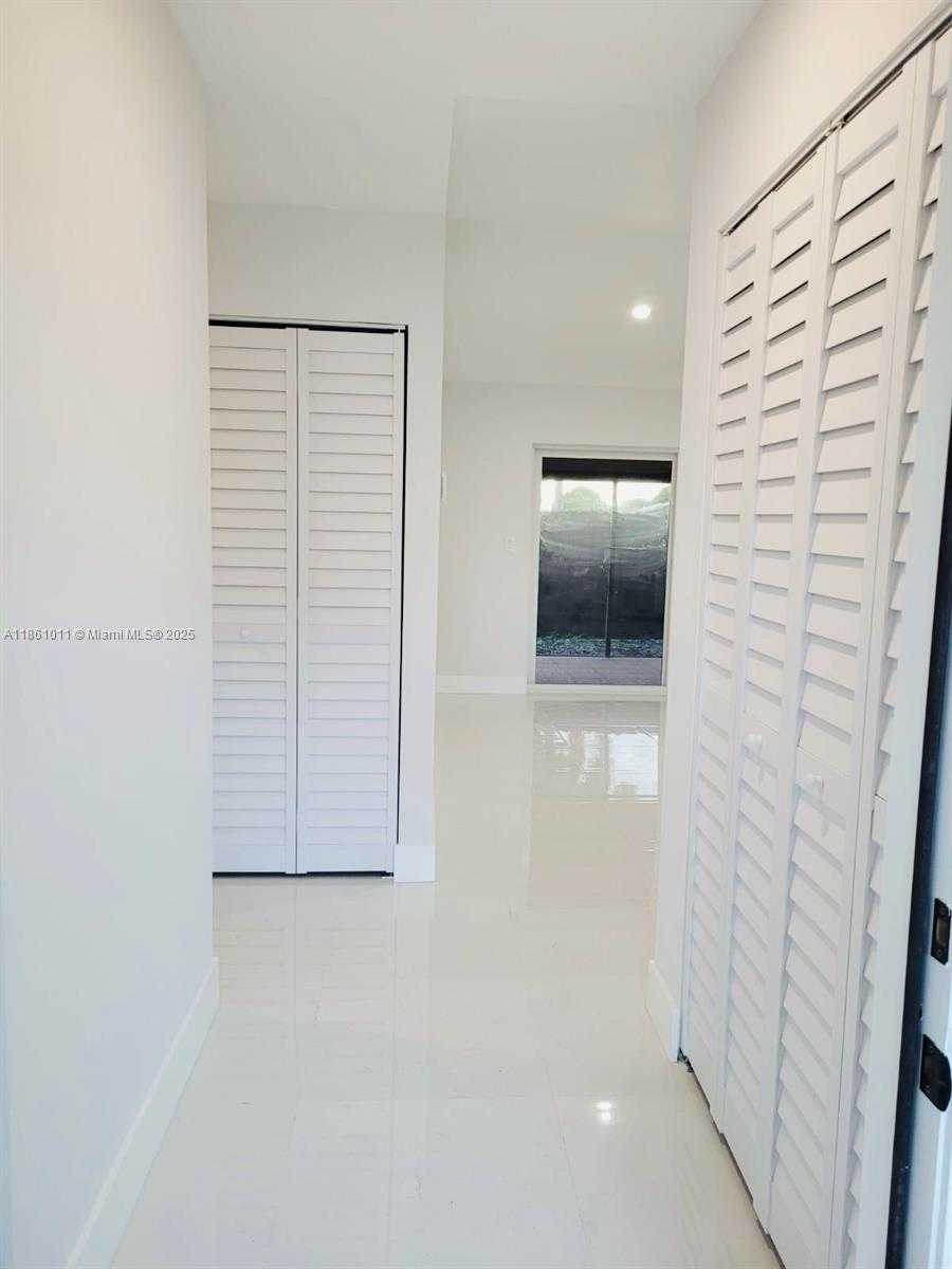 Small Image of 5510 SOUTH WEST 139TH PL, Miami Number 3