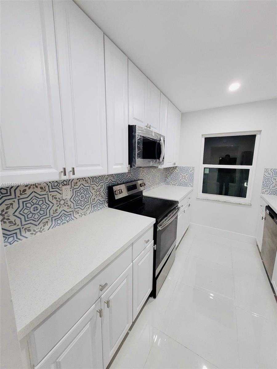 Small Image of 5510 SOUTH WEST 139TH PL, Miami Number 7