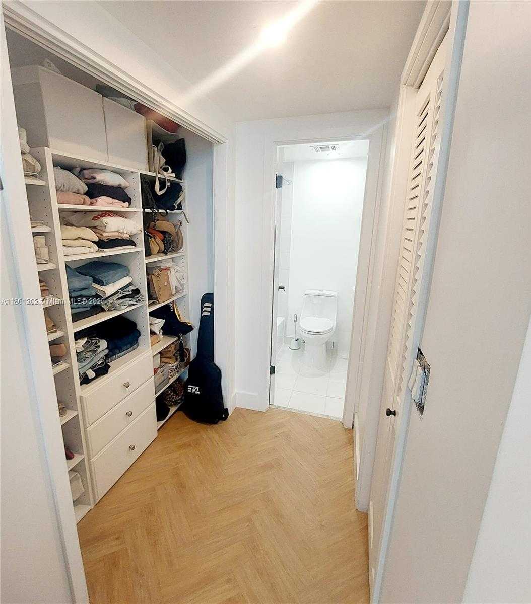 Small Image of 4400 HILLCREST DR #1005A, Hollywood Number 26