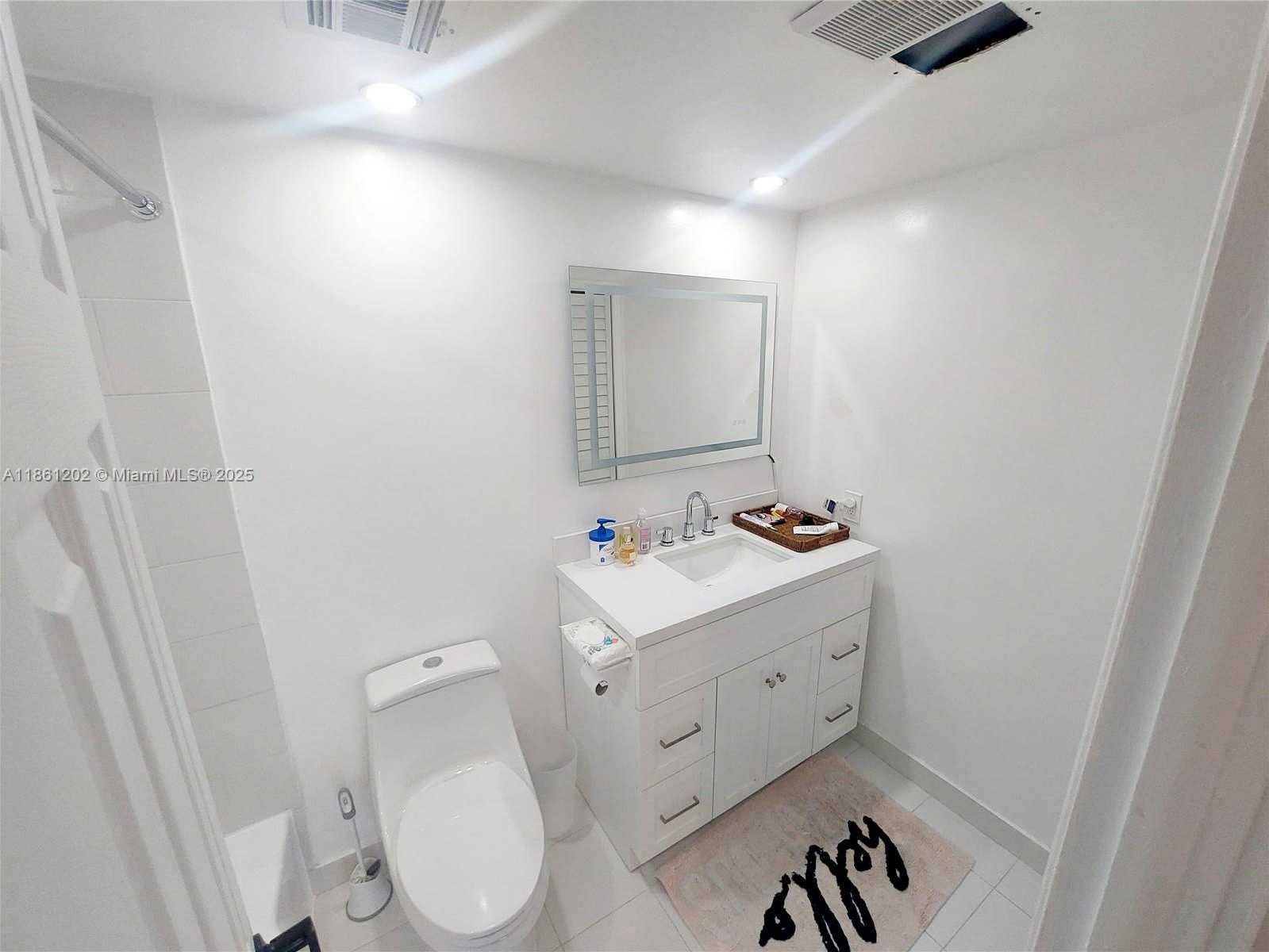 Small Image of 4400 HILLCREST DR #1005A, Hollywood Number 28