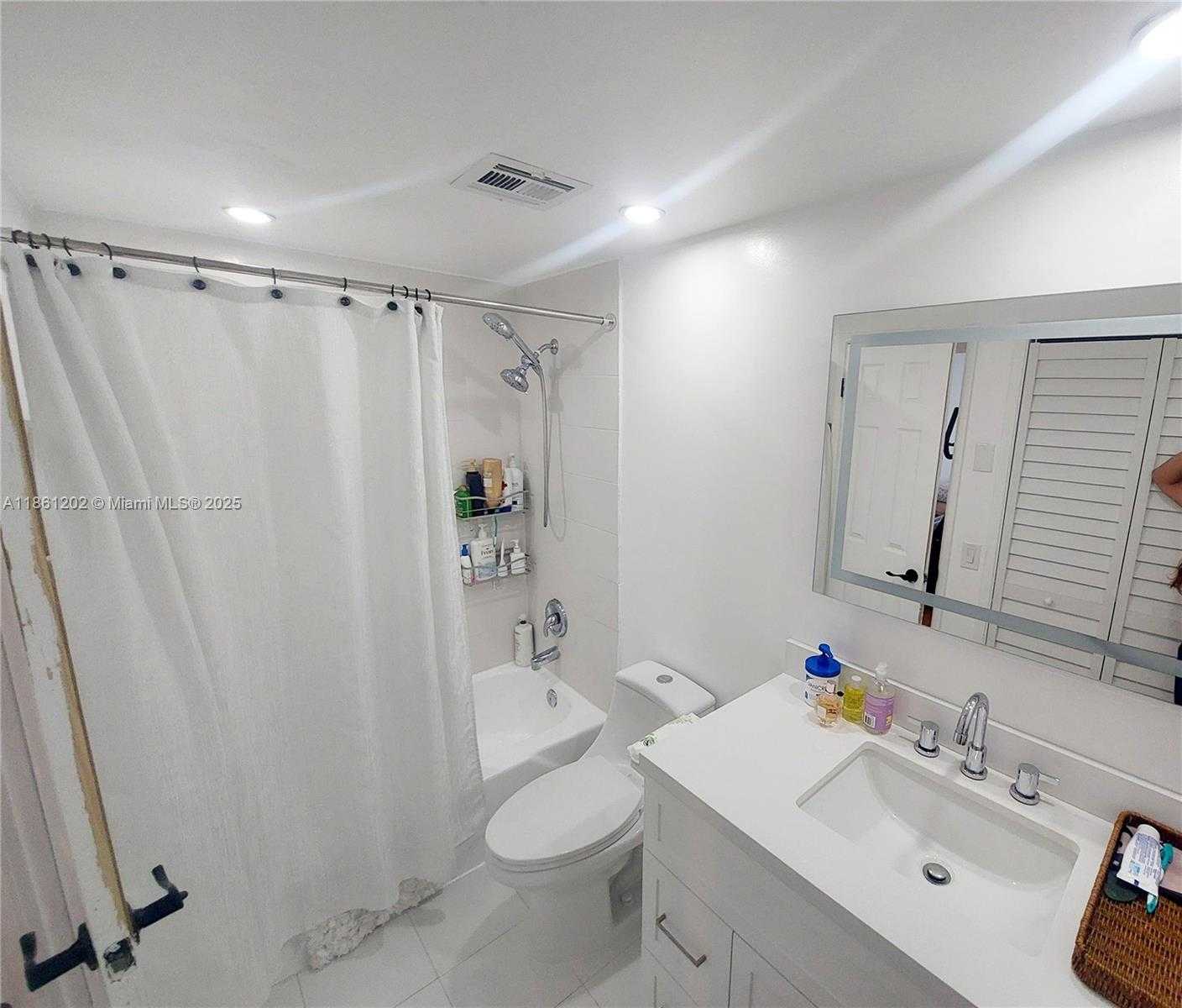 Small Image of 4400 HILLCREST DR #1005A, Hollywood Number 29