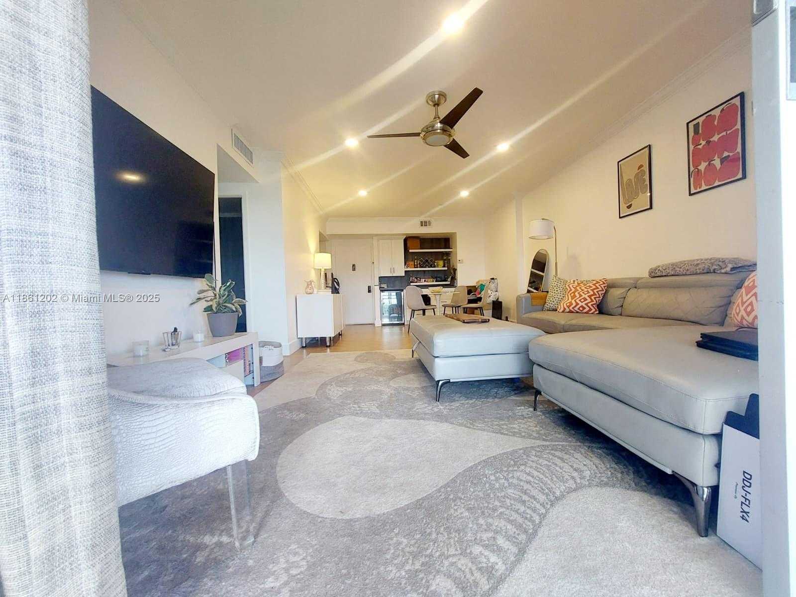 Small Image of 4400 HILLCREST DR #1005A, Hollywood Number 3