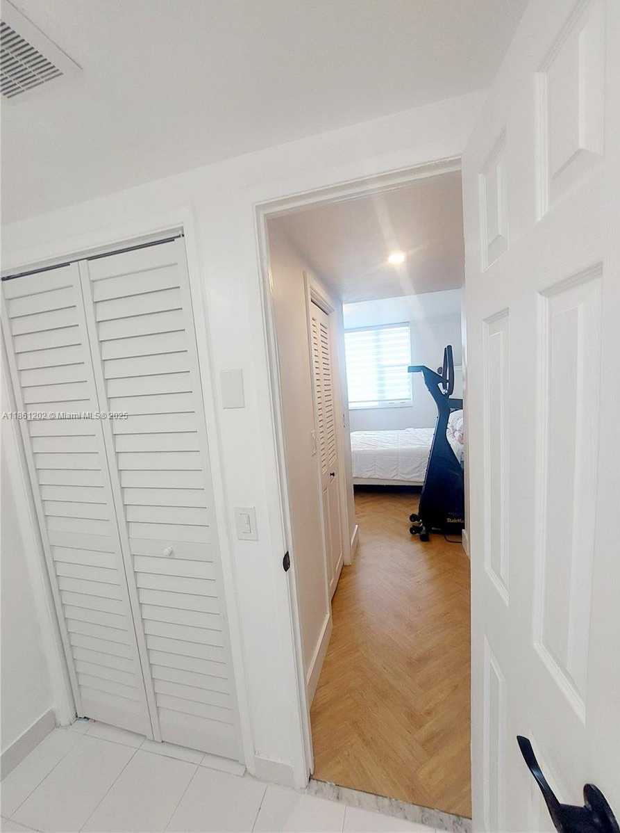 Small Image of 4400 HILLCREST DR #1005A, Hollywood Number 31