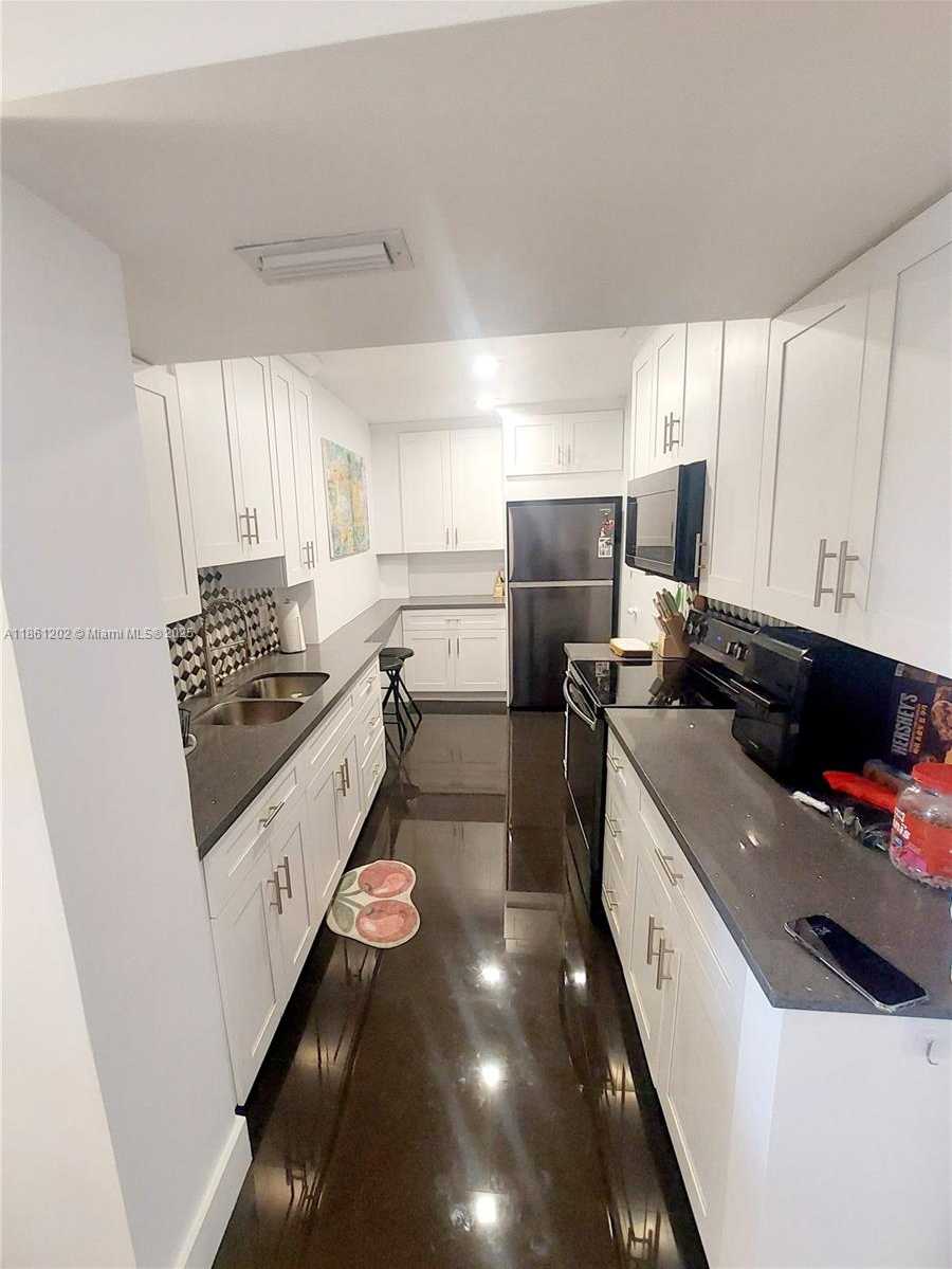 Small Image of 4400 HILLCREST DR #1005A, Hollywood Number 9