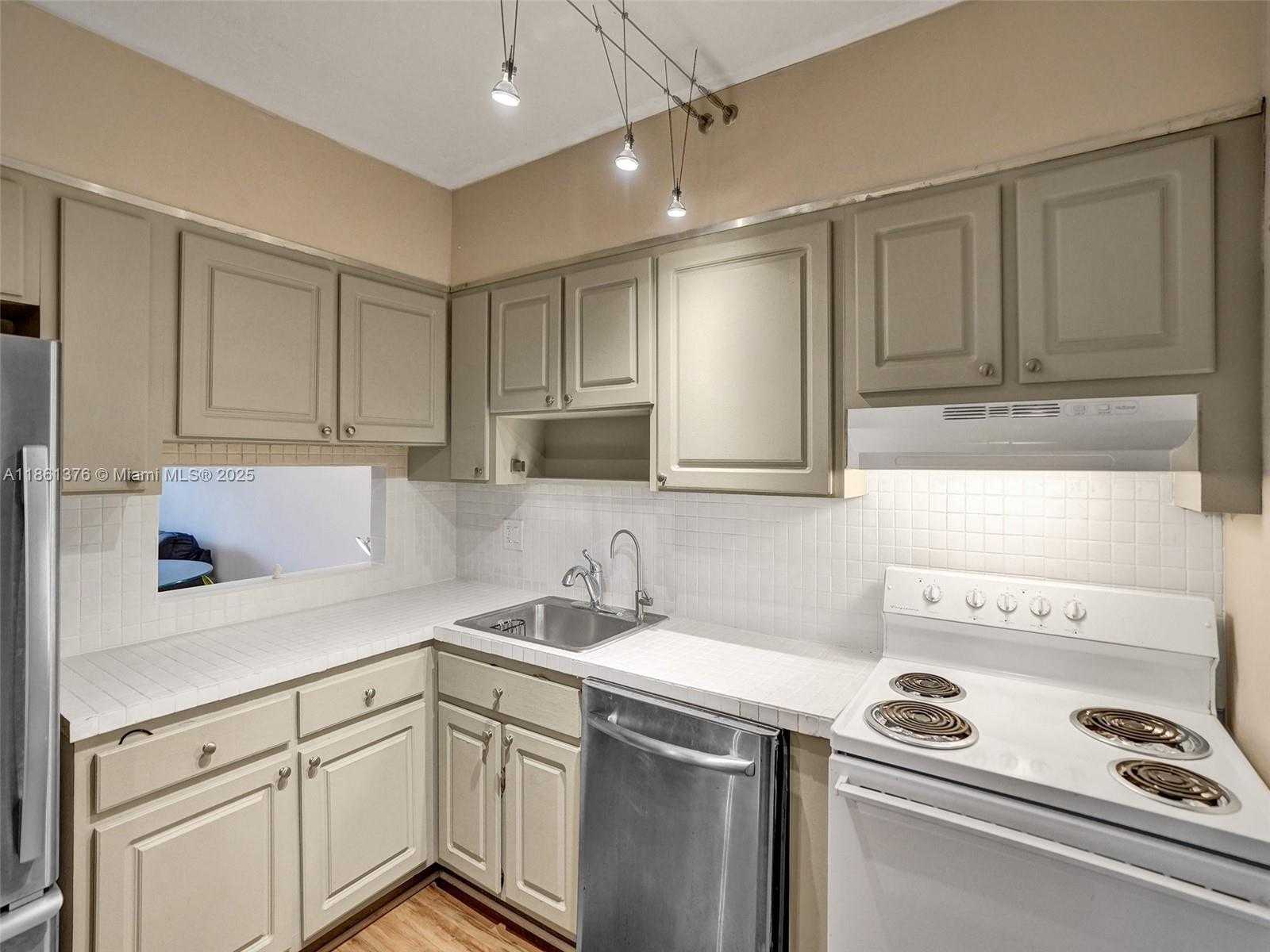 Small Image of 4900 WASHINGTON ST #203, Hollywood Number 10