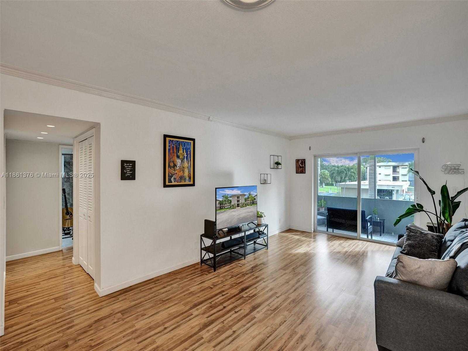 Small Image of 4900 WASHINGTON ST #203, Hollywood Number 14