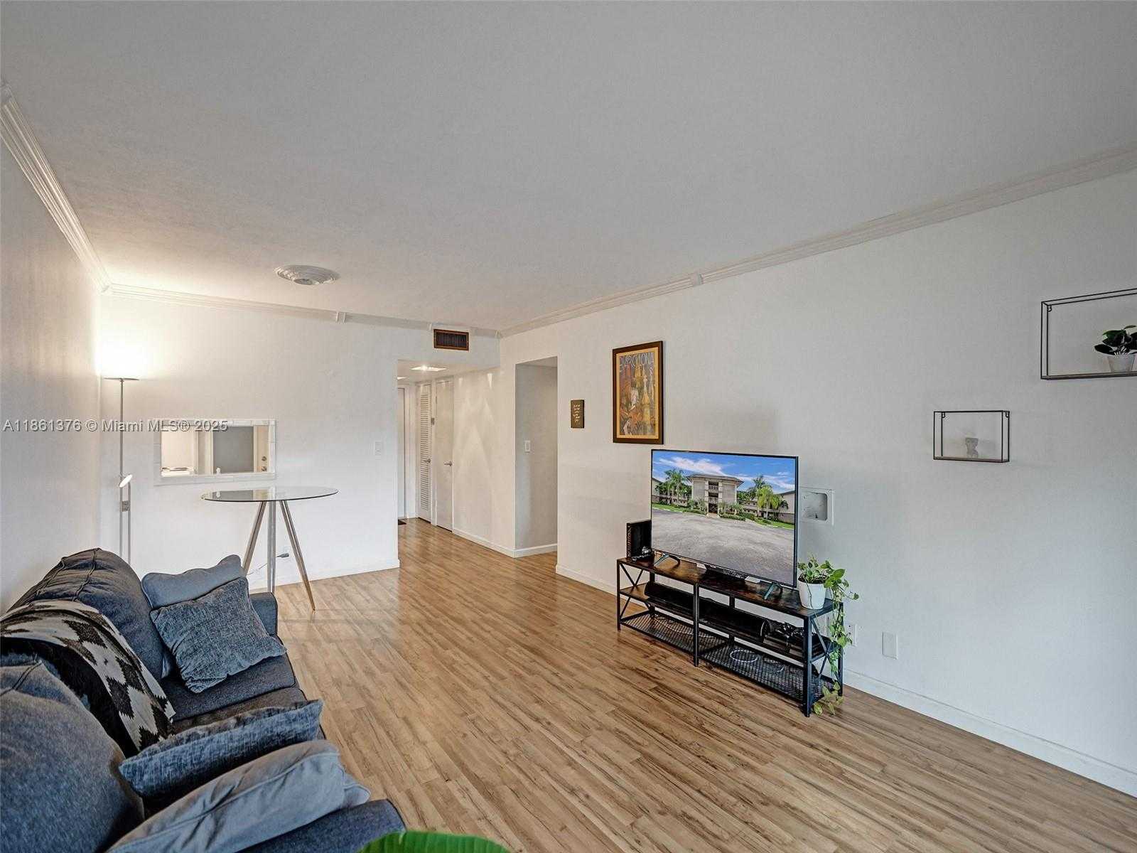 Small Image of 4900 WASHINGTON ST #203, Hollywood Number 17
