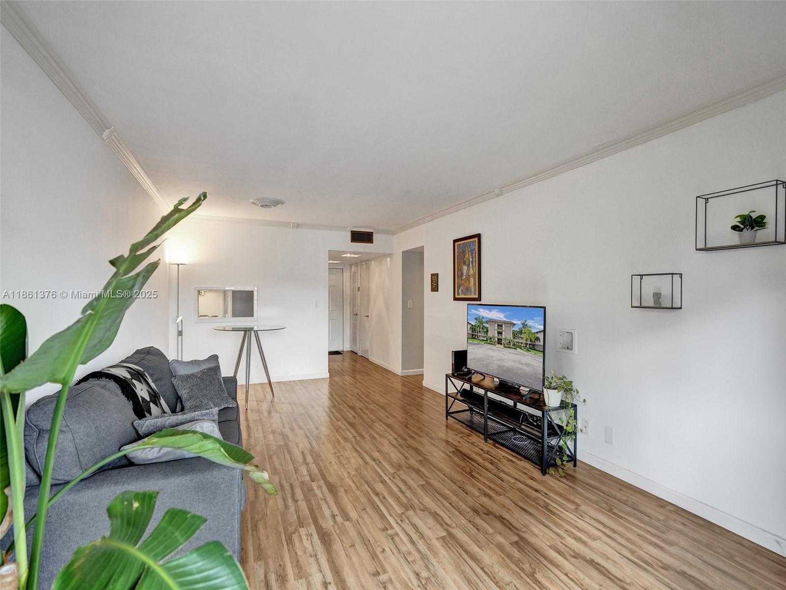 Small Image of 4900 WASHINGTON ST #203, Hollywood Number 18