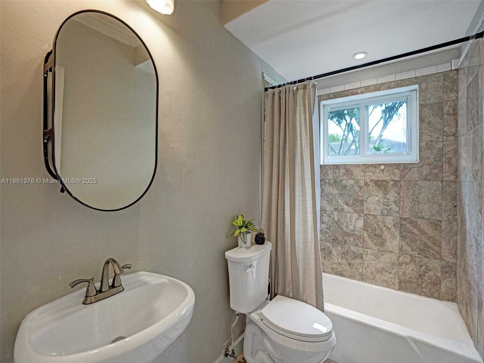 Small Image of 4900 WASHINGTON ST #203, Hollywood Number 26
