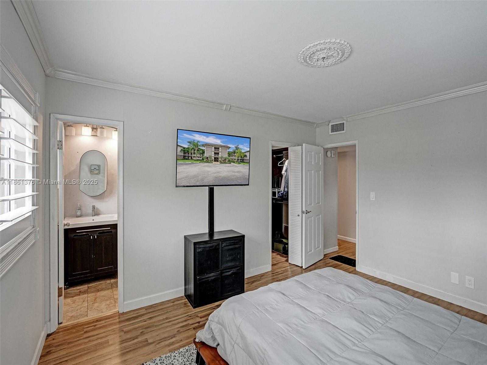 Small Image of 4900 WASHINGTON ST #203, Hollywood Number 39