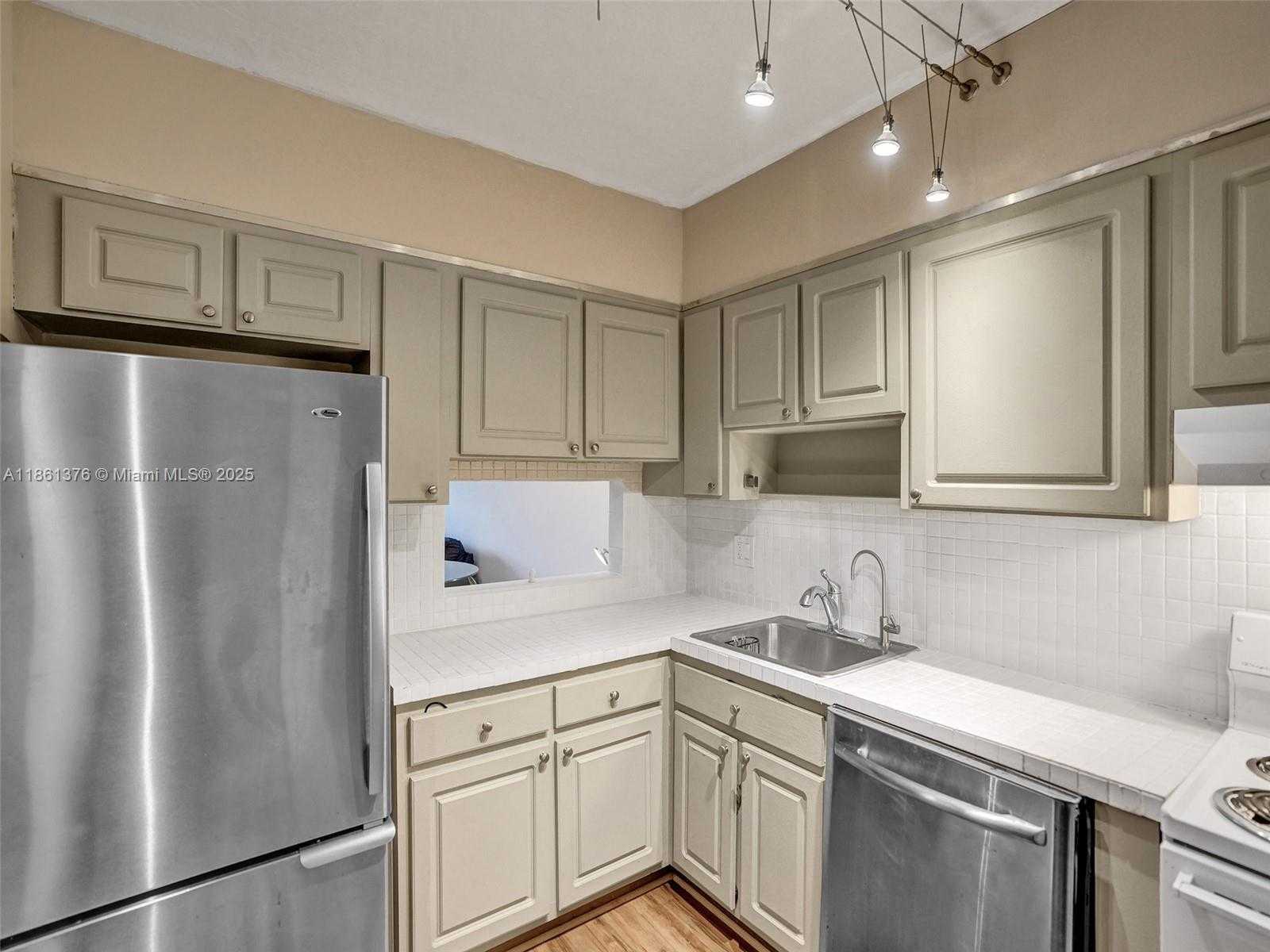 Small Image of 4900 WASHINGTON ST #203, Hollywood Number 6