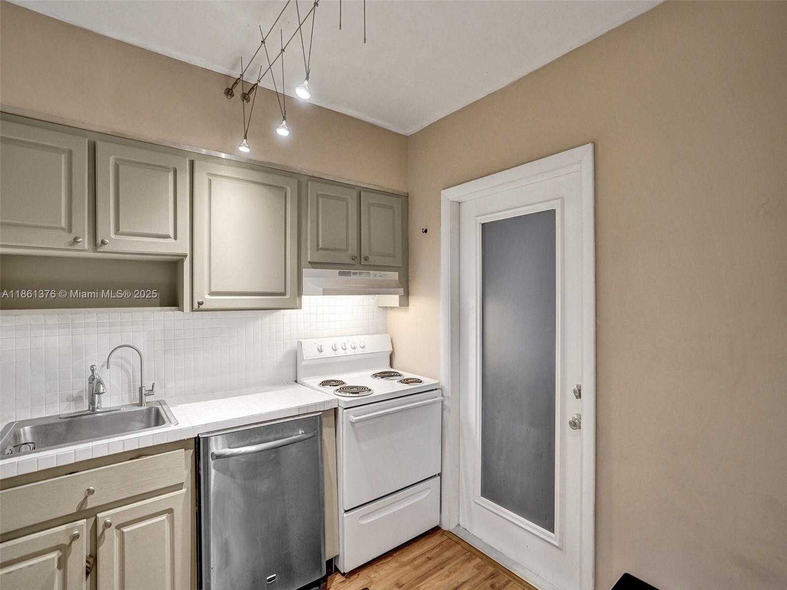 Small Image of 4900 WASHINGTON ST #203, Hollywood Number 7
