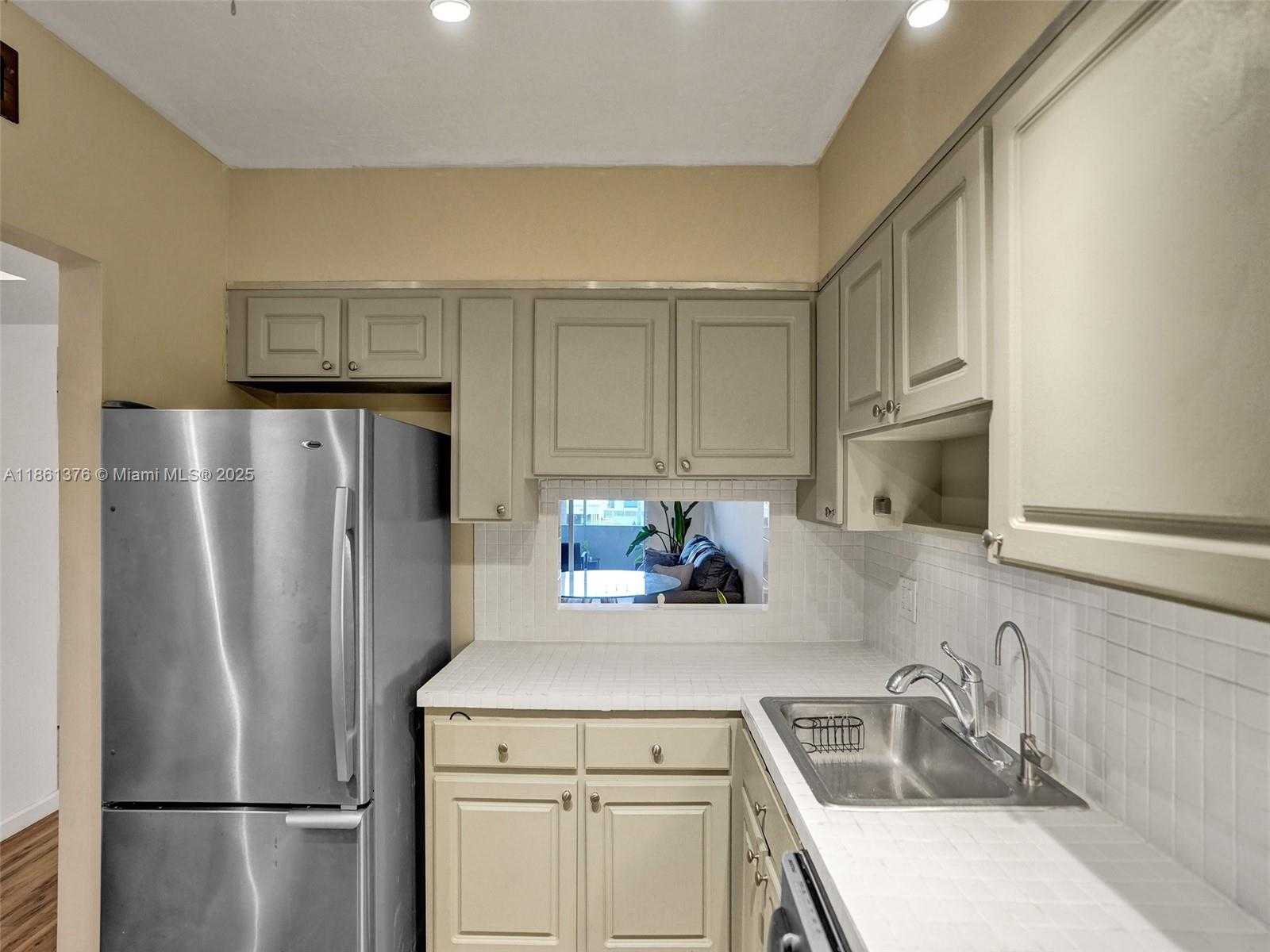 Small Image of 4900 WASHINGTON ST #203, Hollywood Number 9