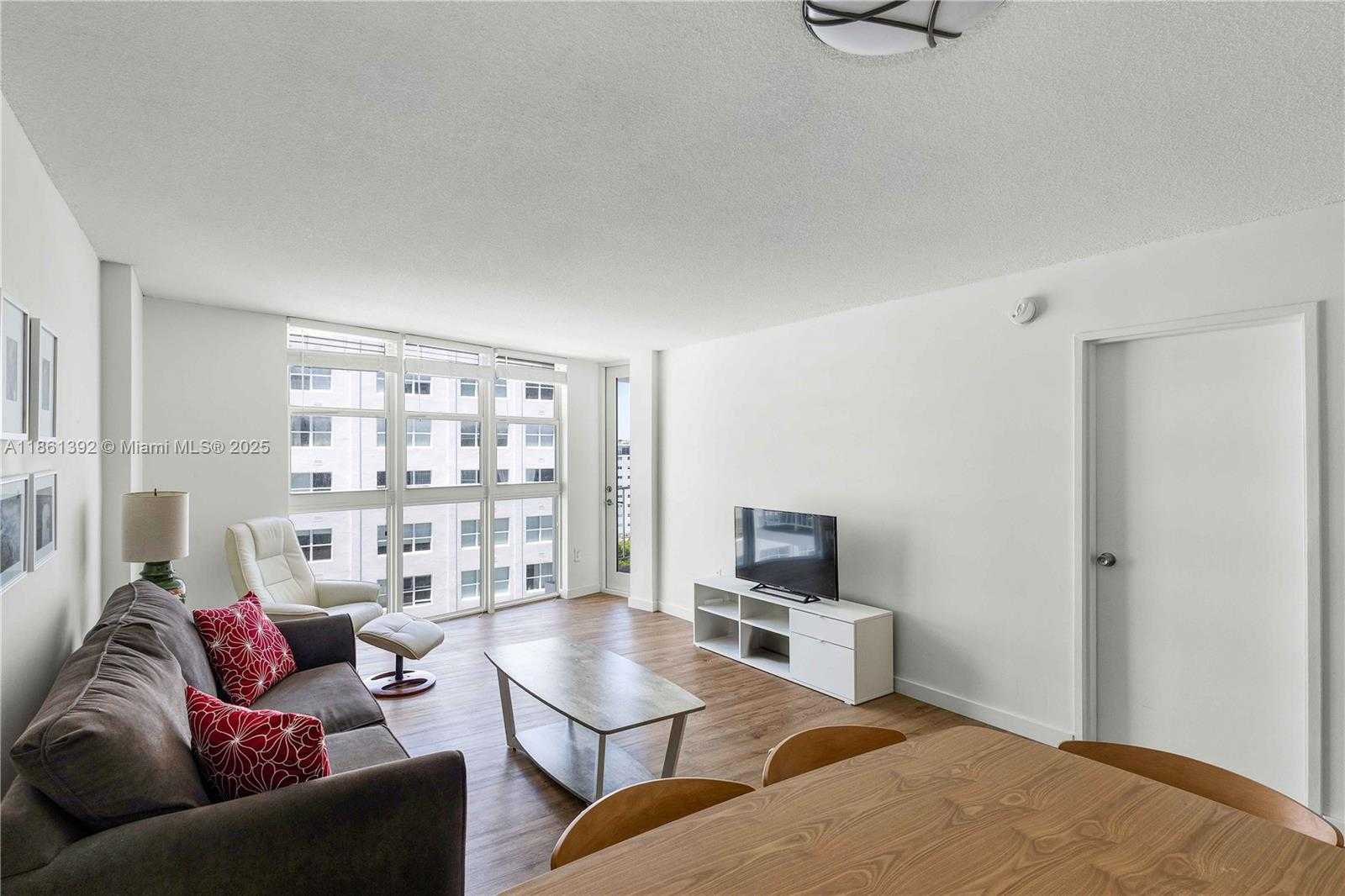 Small Image of 1228 WEST AVE #906, Miami Beach Number 2