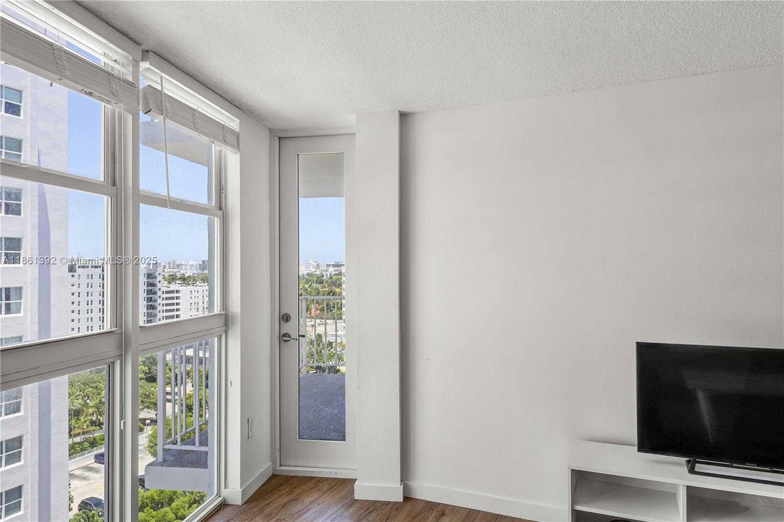 Small Image of 1228 WEST AVE #906, Miami Beach Number 4