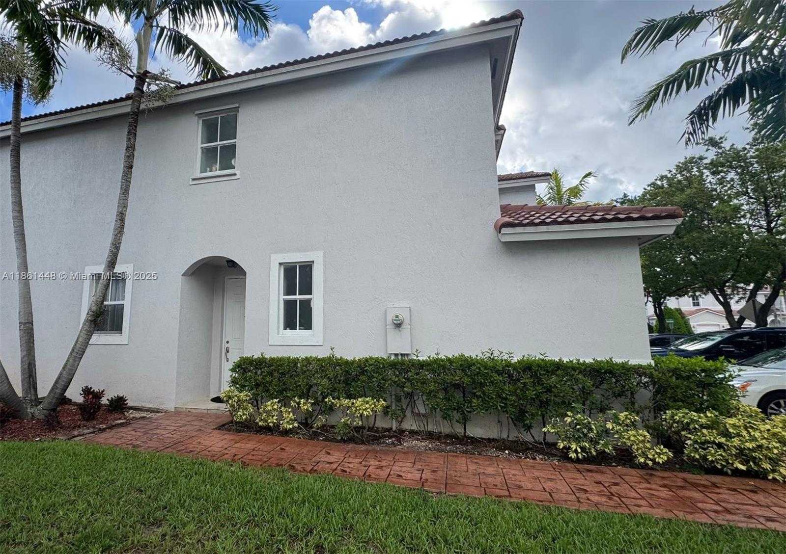 Small Image of 1041 NORTH EAST 208TH ST, Miami Number 2
