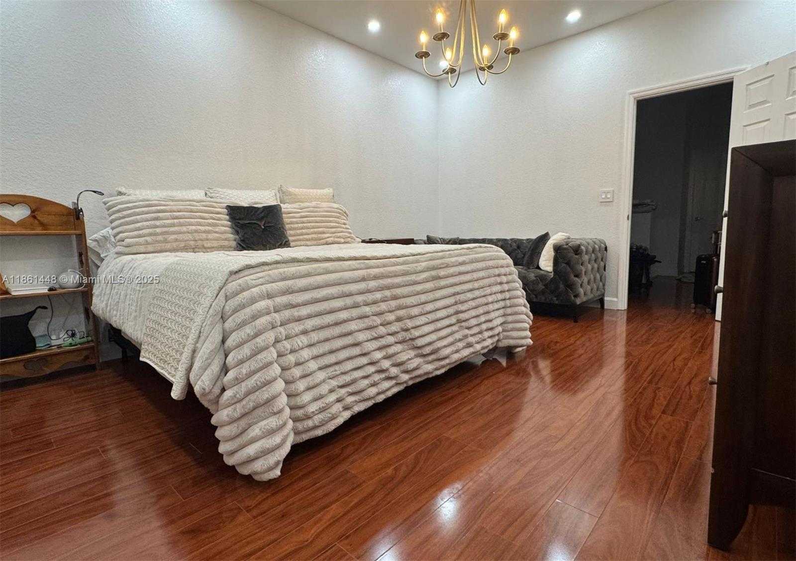 Small Image of 1041 NORTH EAST 208TH ST, Miami Number 21