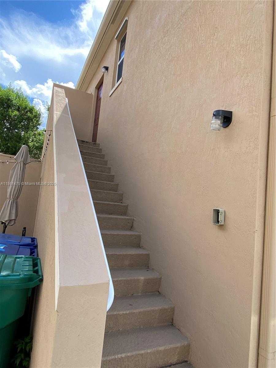 Small Image of 17004 SOUTH WEST 95TH TER, Miami Number 10