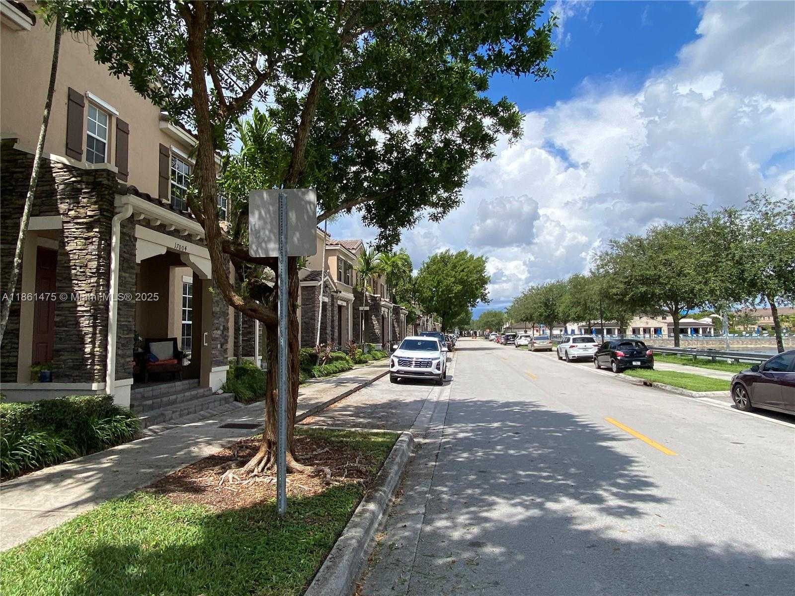 Small Image of 17004 SOUTH WEST 95TH TER, Miami Number 4