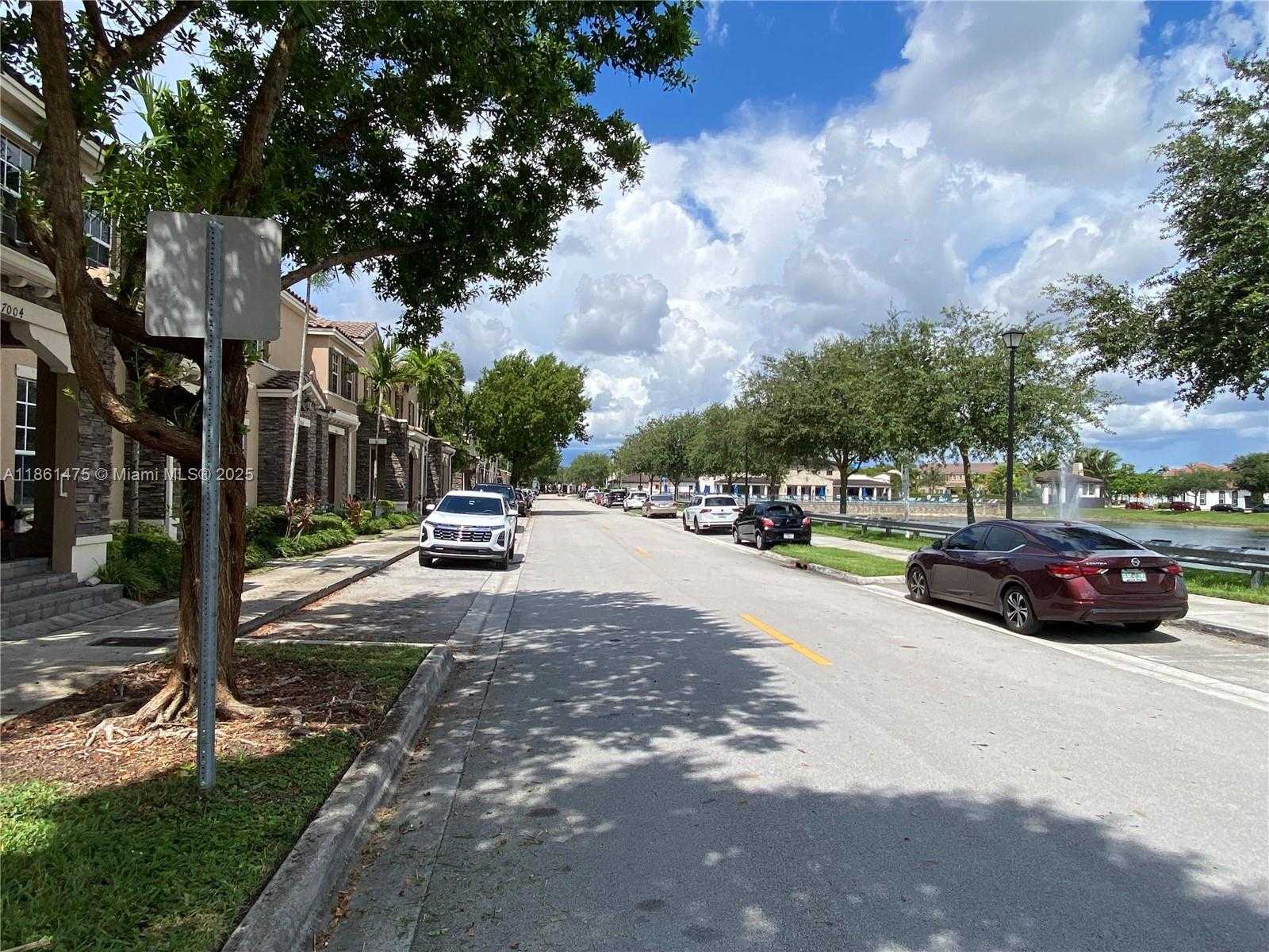 Small Image of 17004 SOUTH WEST 95TH TER, Miami Number 5