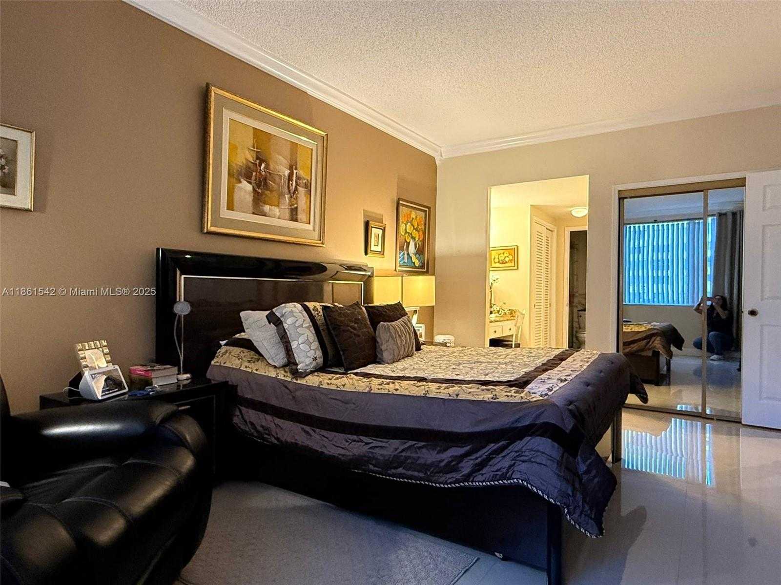 Small Image of 4350 HILLCREST DR #112, Hollywood Number 14