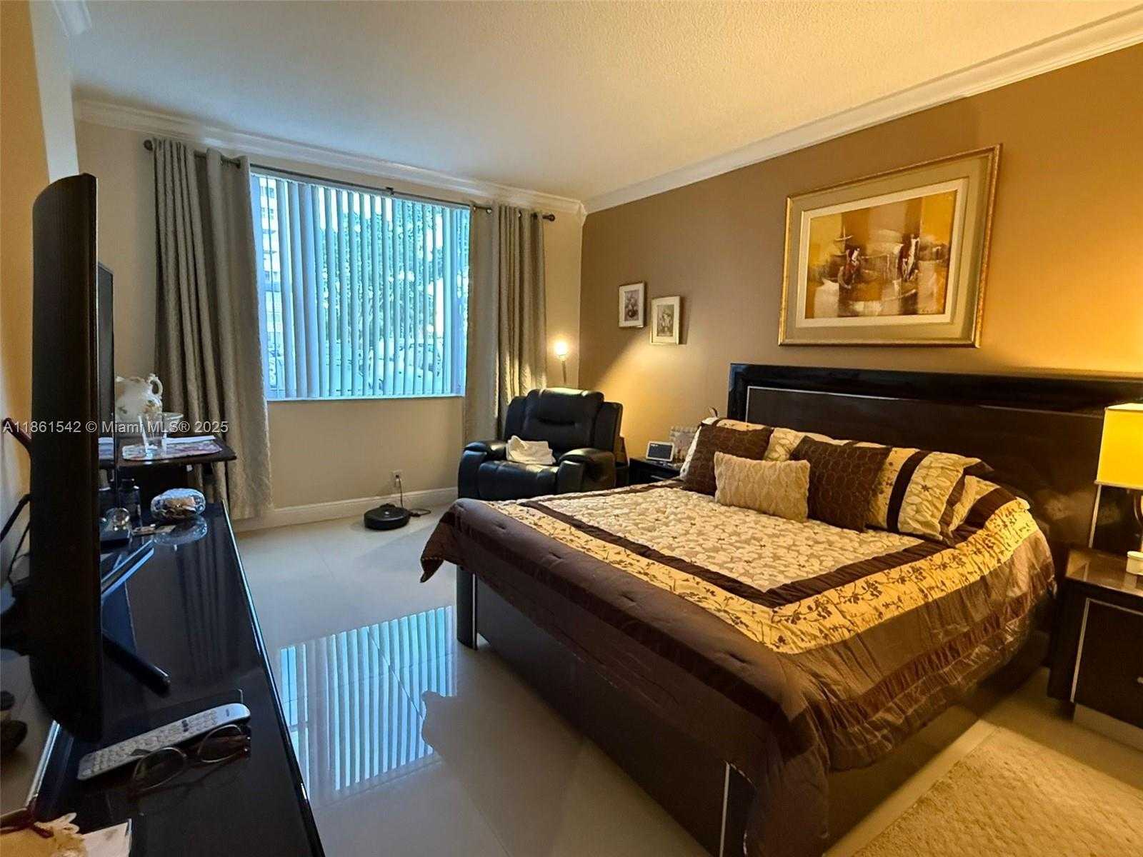 Small Image of 4350 HILLCREST DR #112, Hollywood Number 16