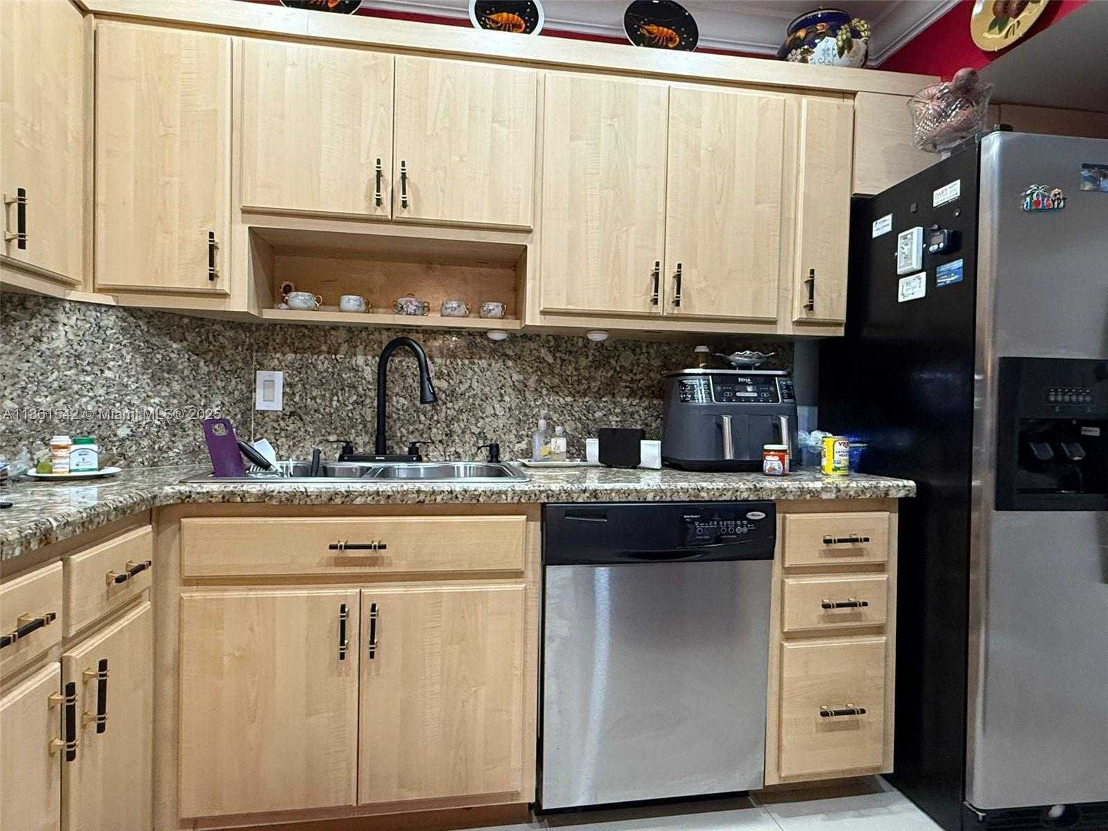 Small Image of 4350 HILLCREST DR #112, Hollywood Number 6