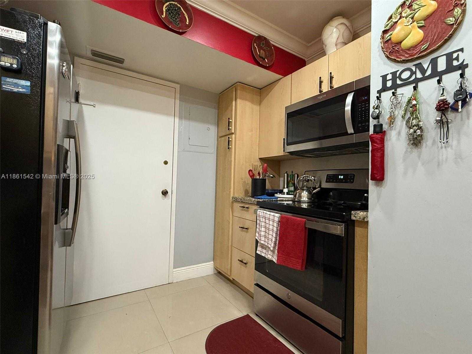 Small Image of 4350 HILLCREST DR #112, Hollywood Number 7
