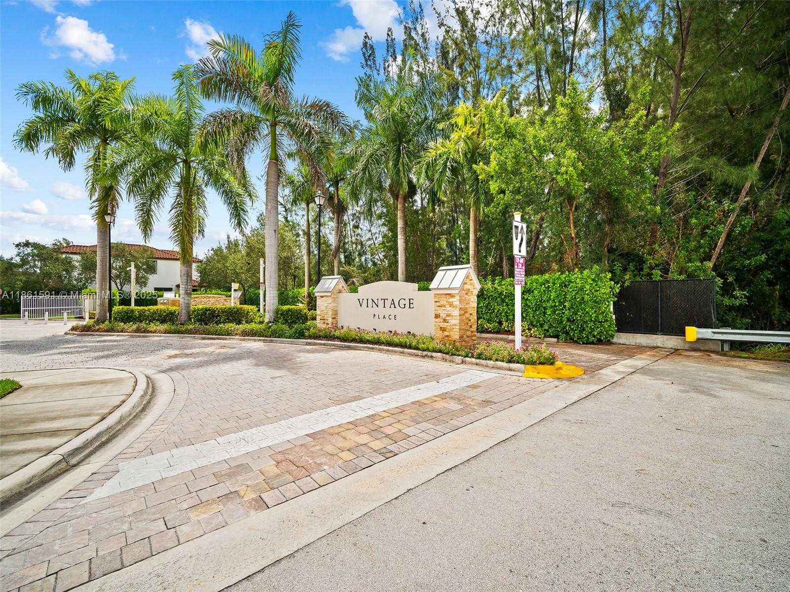 Small Image of 10343 NORTH WEST 70TH LN, Doral Number 2