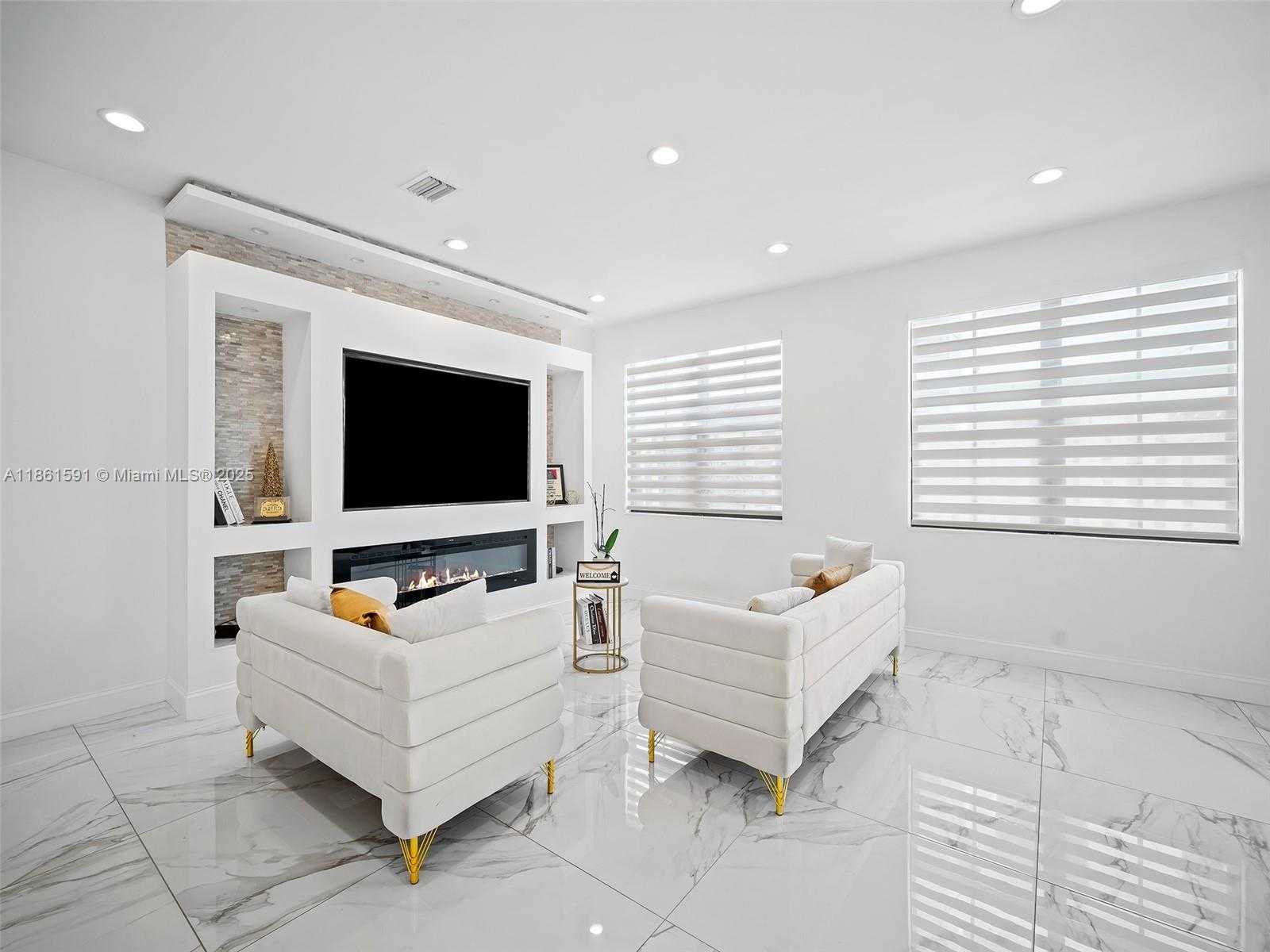 Small Image of 10343 NORTH WEST 70TH LN, Doral Number 3