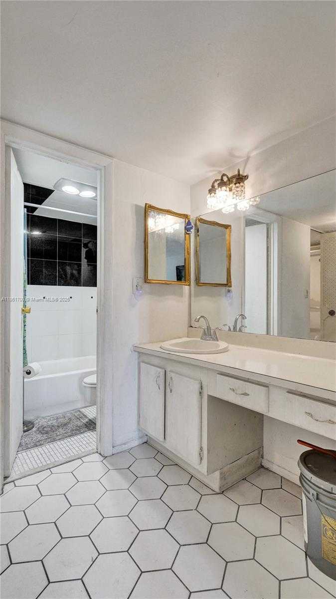 Small Image of 3101 NORTH COUNTRY CLUB DR #401, Aventura Number 23