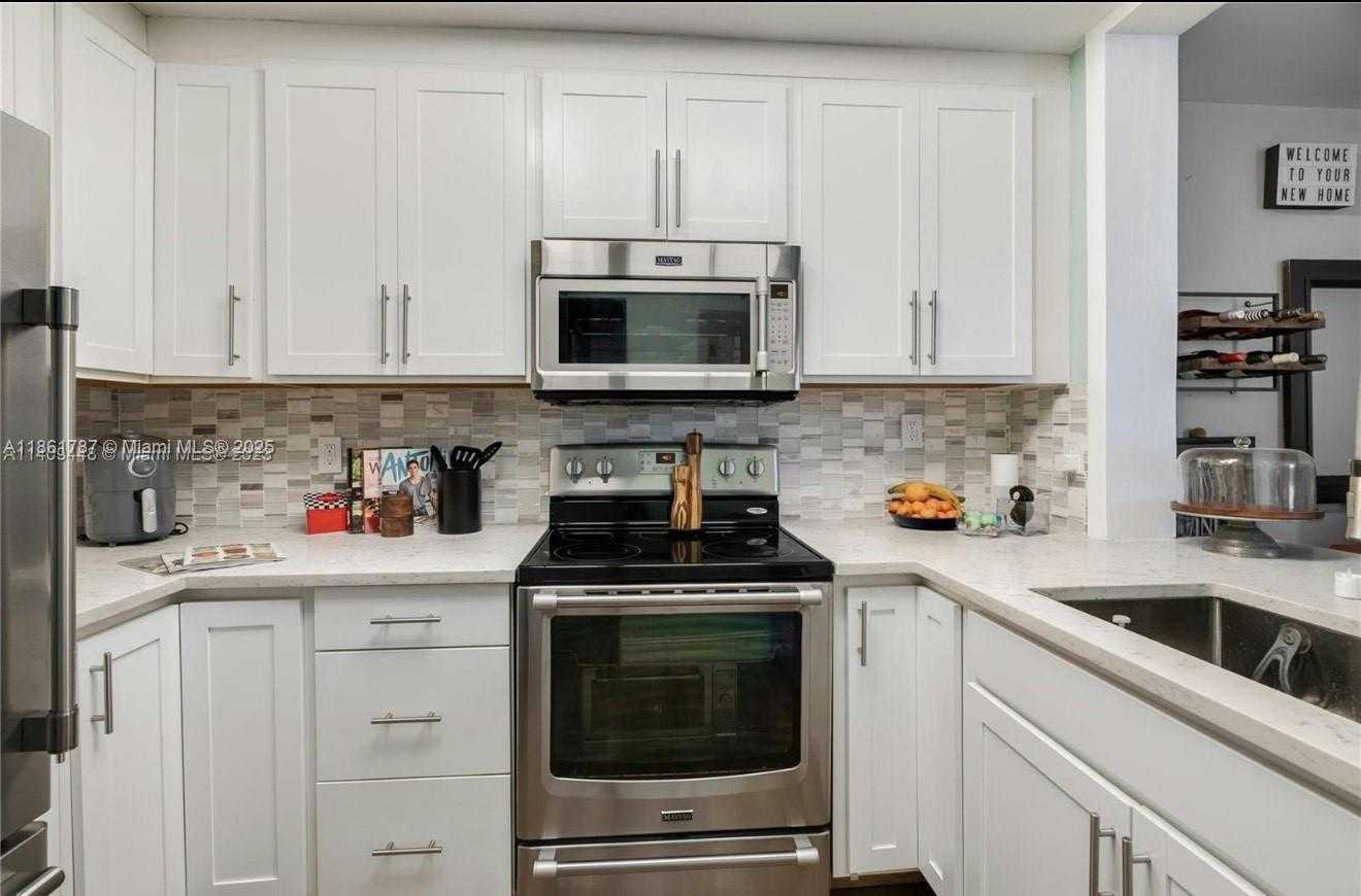 Small Image of 7173 ORANGE DR #214B, Davie Number 10