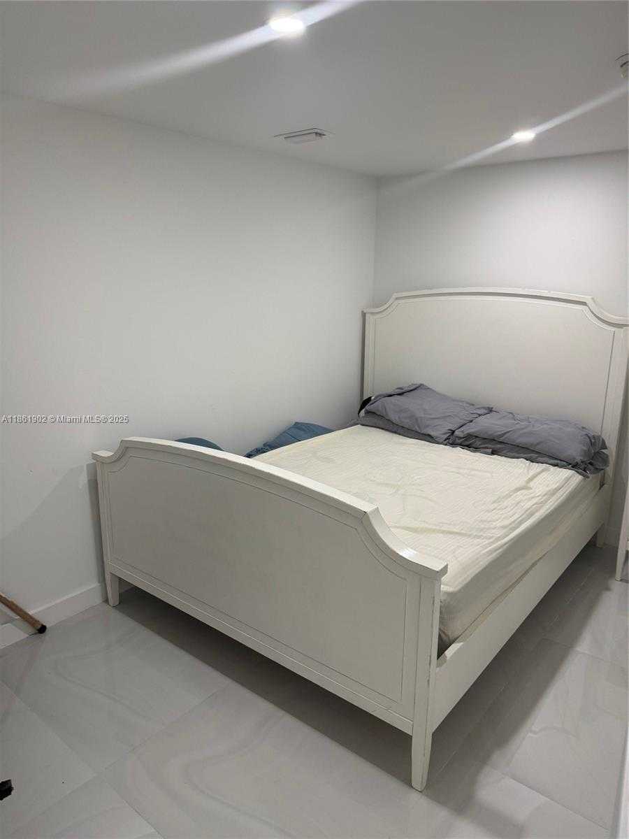 Small Image of 6423 COLLINS AVE #401, Miami Beach Number 13