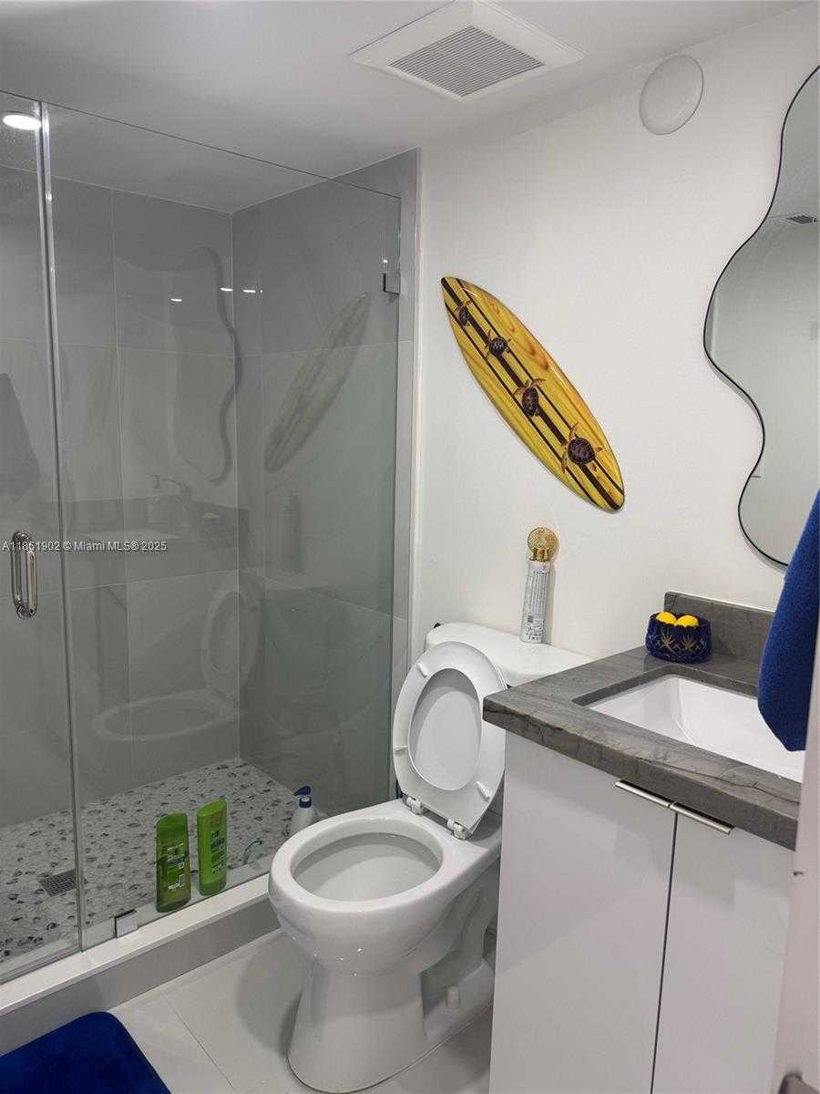 Small Image of 6423 COLLINS AVE #401, Miami Beach Number 3