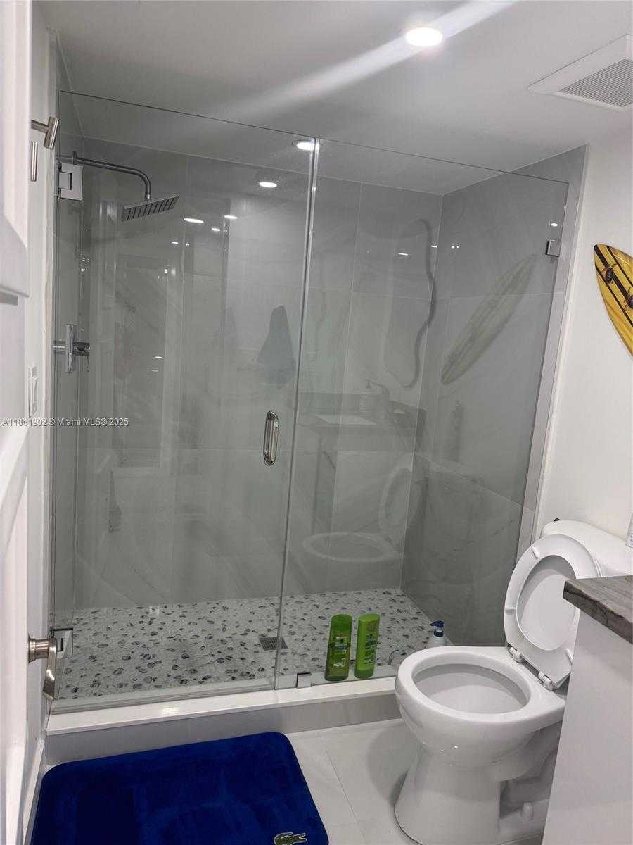 Small Image of 6423 COLLINS AVE #401, Miami Beach Number 4