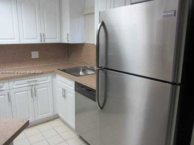 Small Image of 8343 LAKE DR #302, Doral Number 5