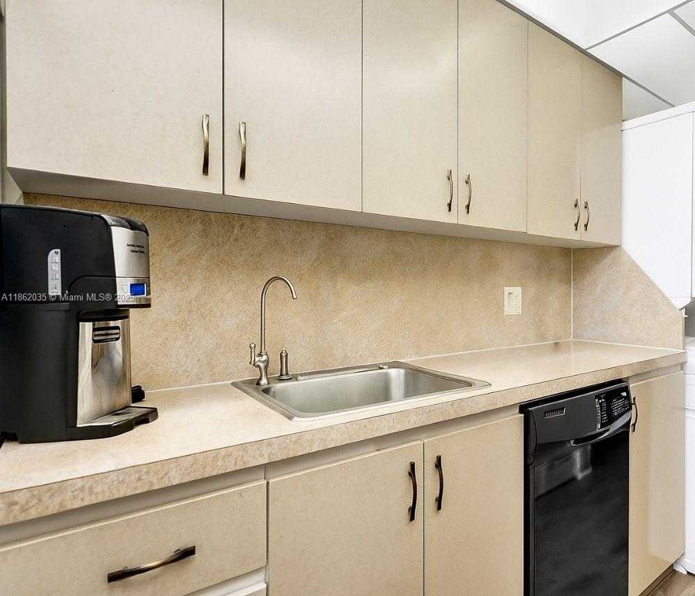 Small Image of 250 JACARANDA DR #206, Plantation Number 9