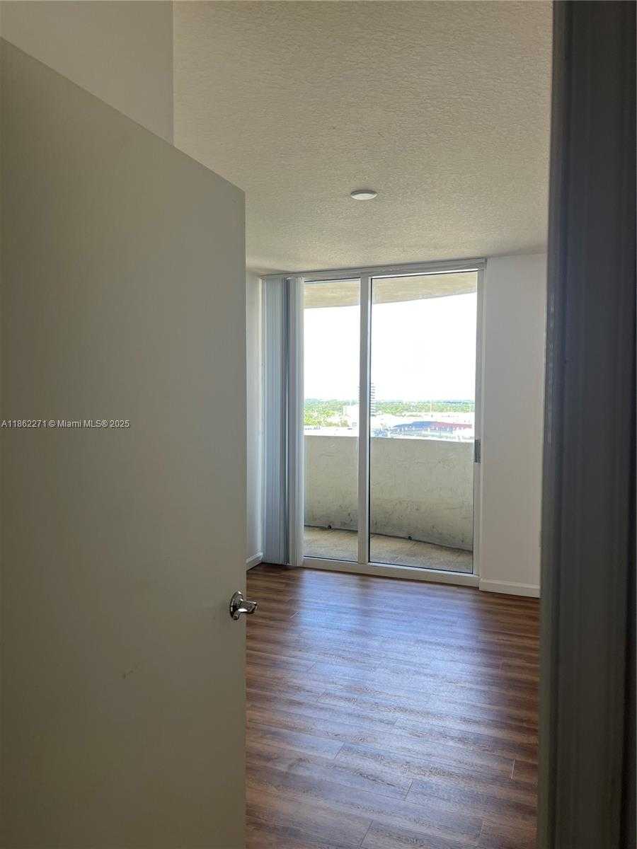 Small Image of 19501 WEST COUNTRY CLUB DR #1411, Aventura Number 3