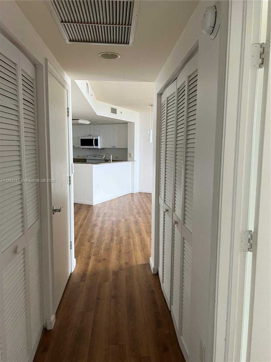 Small Image of 19501 WEST COUNTRY CLUB DR #1411, Aventura Number 5