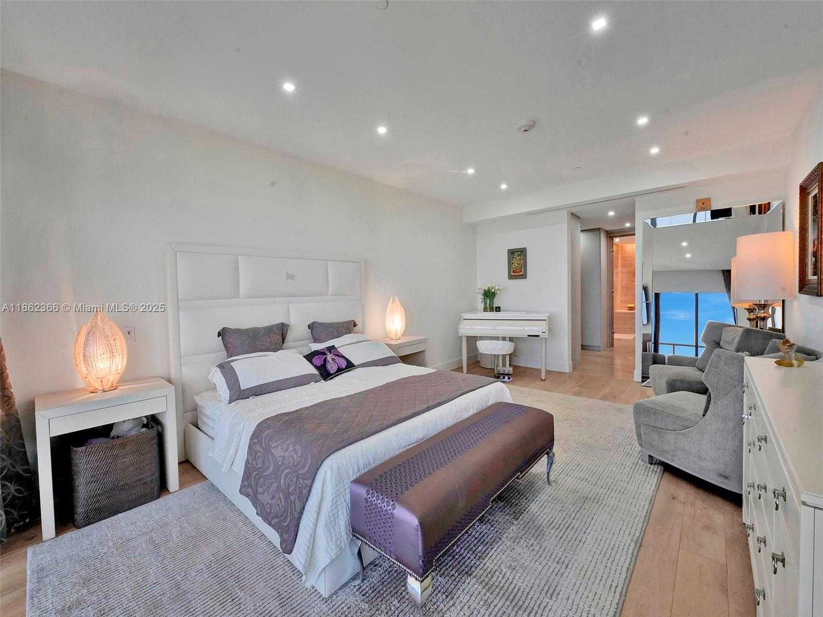 Small Image of Bal Harbour Number 20