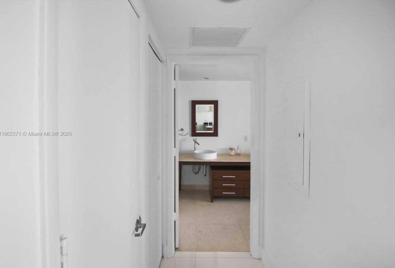 Small Image of 495 BRICKELL AVE #5609, Miami Number 21