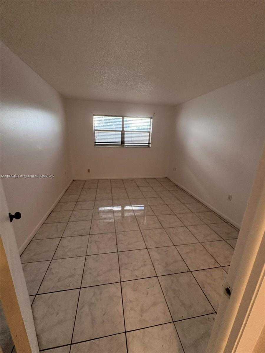 Small Image of 8135 SUNRISE LAKES BLVD #208, Sunrise Number 14
